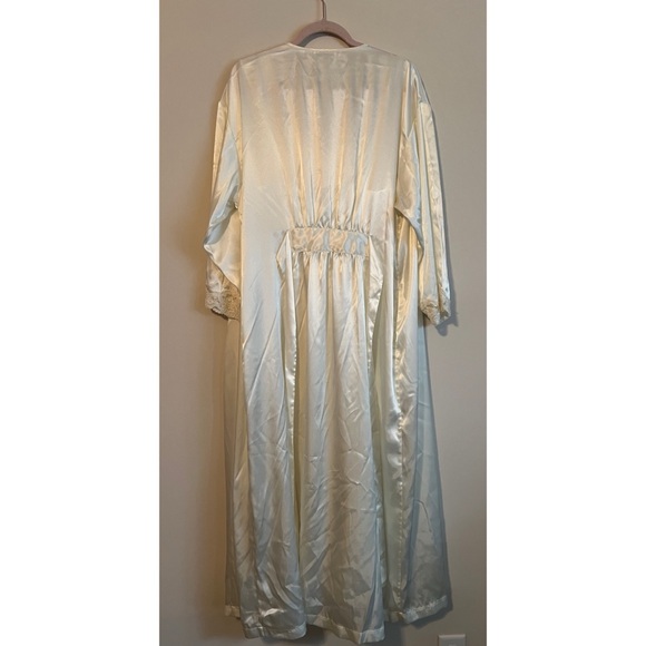 Vintage Victoria’s Secret White Lace Nightie & Robe - Picture 4 of 7